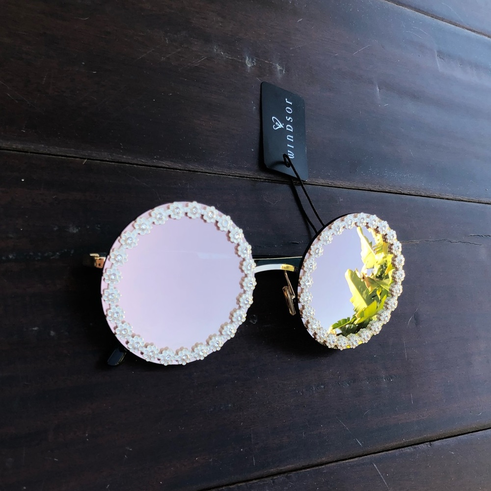 Flower detailed sunglasses